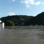 Kaub mit Fähre und Hochwasser